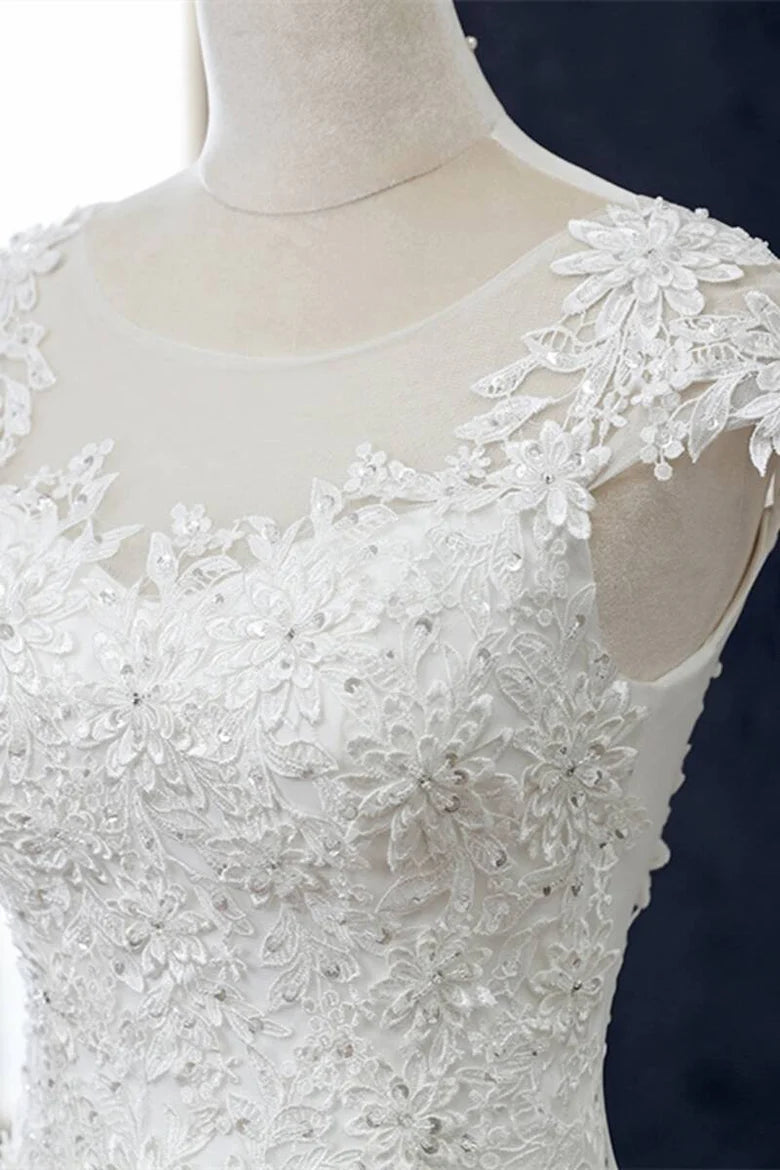 Vestido de novia de corte trompeta con mangas cortas y encaje con cuentas